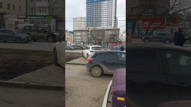 К 212 МУ стоит на тротуаре. Екатеринбург у перекрёстка Щербакова, пер. Широкий