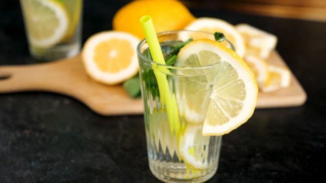 लिवर कमजोर खराब हो तो कौनसा फ्रूट खाएं? सही आहार के साथ 5 फल खाने से लिवर बनता है मजबूत और स्वस्थ смотреть онлайн