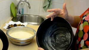 Шарлотка со сливами в мультиварке