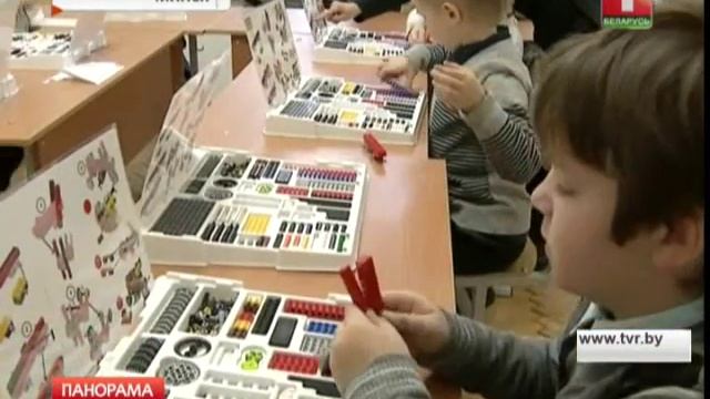 Школьники конструируют роботов
