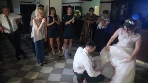 Традиция на свадьбе, невеста бросает свадебный букет.