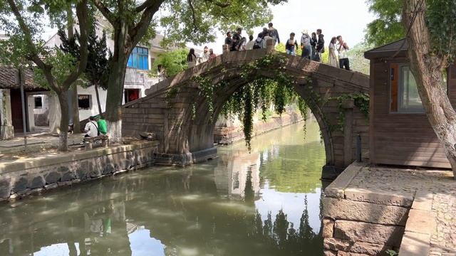 漫步同里古镇，1000多年历史的江南水乡，江南六大古镇之一【4K60HDR】 смотреть онлайн