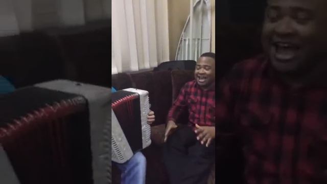 Негр поет туган як