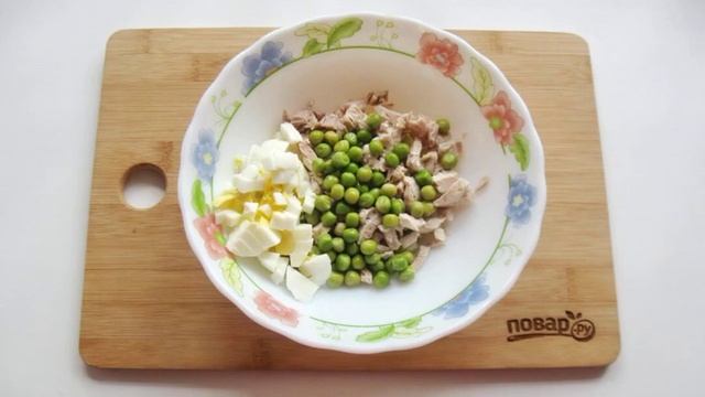 Салат с курицей зеленым горошком и огурцом