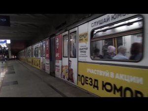 Казань. Поезд «Русич» в рекламной окраске на станции «Площадь Тукая». 29 июня 2021