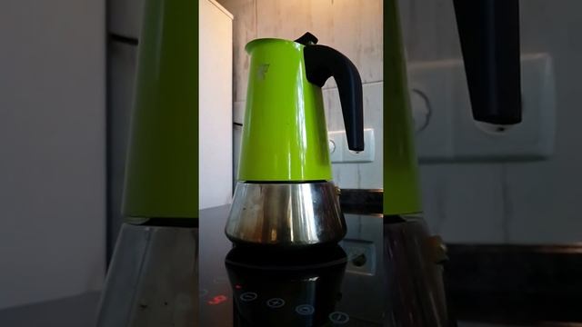 Гейзерная кофеварка на индукционной плите. смотреть онлайн