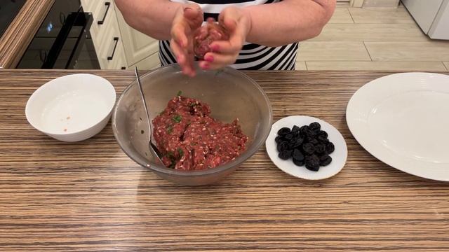 СУП С ФРИКАДЕЛЬКАМИ С ЧЕРНОСЛИВОМ смотреть онлайн