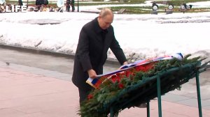 Путин возлагает венок на Пискарёвском кладбище