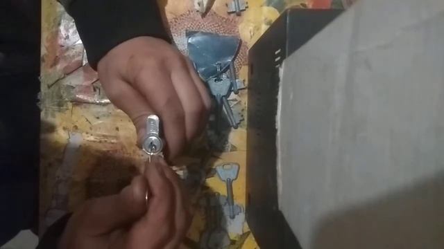 Как вытащить сломанный ключ из замка смотреть онлайн