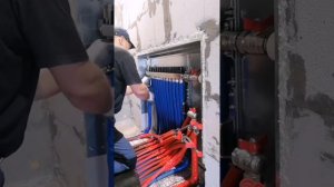 Подключение труб (Реx stout) отопления к колекторам. г. Энгельс.