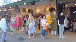 Walk through at Chatuchak Weekend Market / Shopping at Bangkok