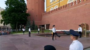 Смена караула. Пост №1. Москва. Александровский сад. Могила неизвестного солдата. Вечный огонь.