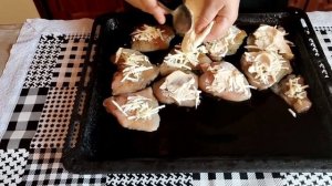 Отбивные из куриной грудки, запечённые в духовке..mp4