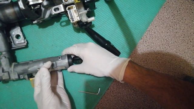 Как снять личинку замка зажигания тойота