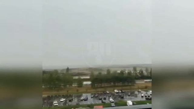 В Таллине мужчина случайно запечатлел попадание молнии в дерево смотреть онлайн