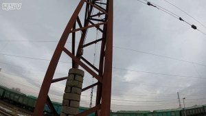 Для чего висят БЕТОННЫЕ КОЛЬЦА на столбах! Вагонник. Железная дорога.