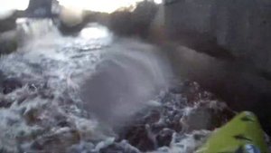 Река Рощинка, плотина в Рощино, апрель 2021, каяк