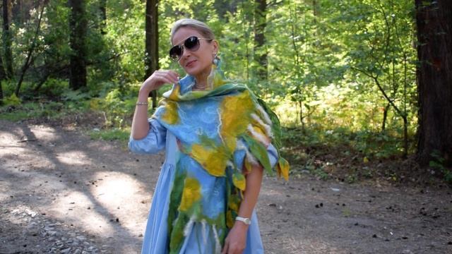Шарф валяный на шелке с валяными цветами, висячими на жгутиках