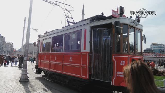 Исторический Ретро-трамвай Ностальжи на улице Истикляль в Стамбуле ? Retro tram Instanbul