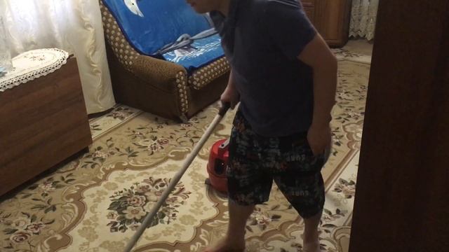 Уборка комнаты с помощью пылесоса «Циклон-МР» 1993 года выпуска. смотреть онлайн