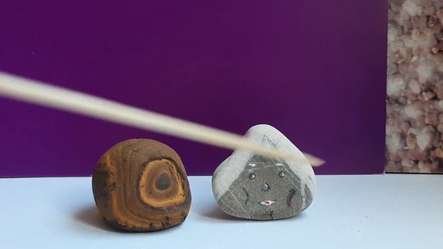 Как рассмотреть среди гальки каменную фигурку / Голова старушки и улитка смотреть онлайн