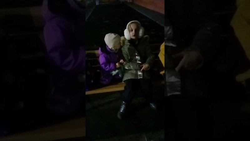 Поехали  в баню к Дедушке,сидим на улице.