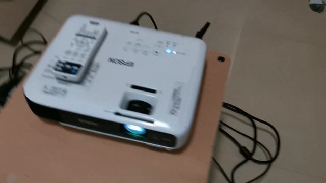  Epson EBX04  2 Epson Projector EBX04 2800 