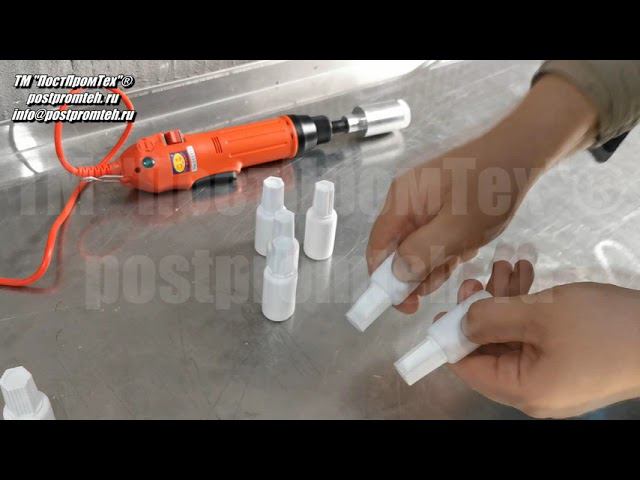 Закрутка крышек с кисточками. Укупорка замазки. Ручной закручиватель. Укупорочное оборудование.