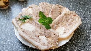 Прессованное мясо из рульки и куриного филе - это безумно вкусное и сытное блюдо.