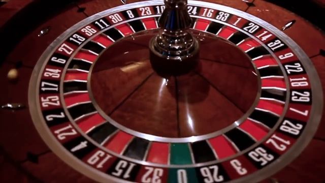 Колесо летит прямо на девушку с огромной скоростью смотреть онлайн