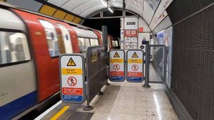 Jubilee Line 1996TS Departing Bond Street