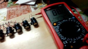 Светодиодная линейка с параллельными конденсаторами генерирует 25 вольт. Замер. Схема