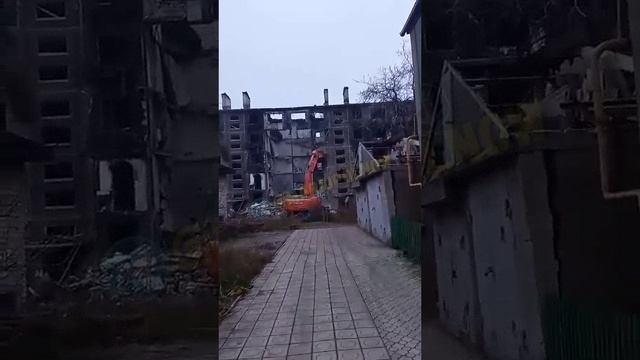 Полным ходом идет снос поврежденных зданий в Мариуполе.