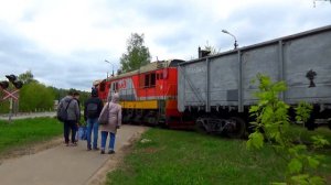 Тепловоз ЧМЭ3-4494 с тремя грузовыми вагонами, выезжает с подъездного пути на станцию