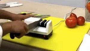 Демонстрация работы с электрической точилкой Chef's Choice 310