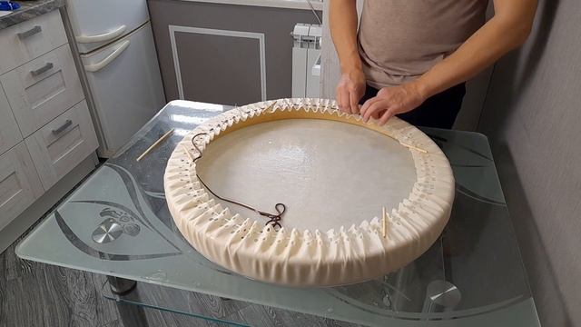 Как сделать бубен шамана | "Надеваем кожу на обод" - Видео 9. смотреть онлайн