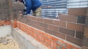 Глухой кирпичный забор. Кладка столбов и простенков