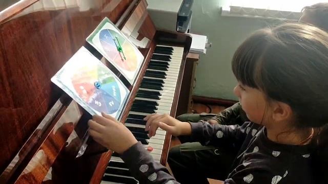 Игра со спинером для закрепления нот на клавиатуре.