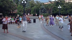 Ялта три китайца красят Яйца