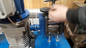 Ювелирные вальцы двухсторонние с электроприводом в работе при прокате пластины