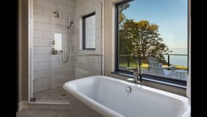 США. Дом у озера с белым интерьером. Обзор домов