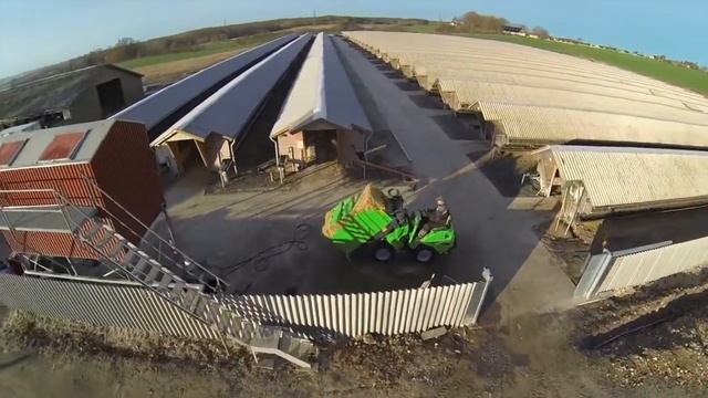 Мини-погрузчик Avant с распределителем соломы на норковой ферме смотреть онлайн