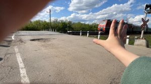 Электровоз ЭП1м вместе с пассажирским поездом РЖД