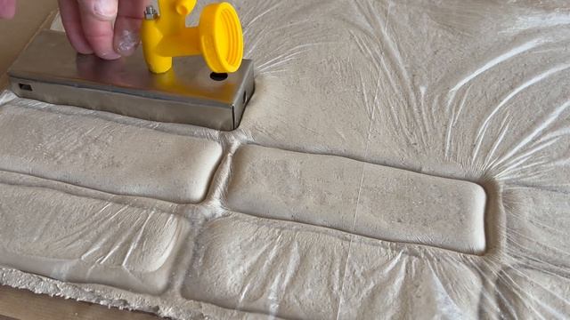 Отделочник показал, как он играючи клепает эти кирпичи! Удивительные трюки с штукатуркой смотреть онлайн