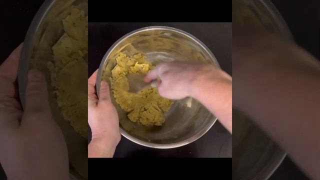 Фисташковое печенье с розовым джемом