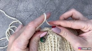 Одно из быстрых и простых способов согреть шею. Мне нравится этот вариант манишки спицами