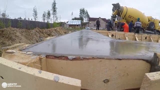 Ленточный фундамент. Заливаем бетон. Слаженная работа смотреть онлайн