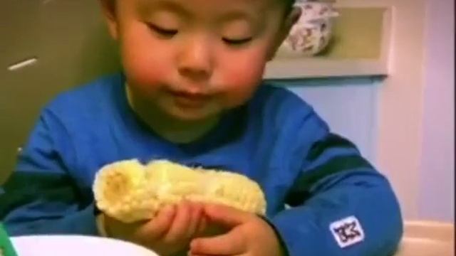 Ребенок спит и ест кукурузу смотреть онлайн