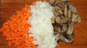 Суп с колбасой грибами и яйцом