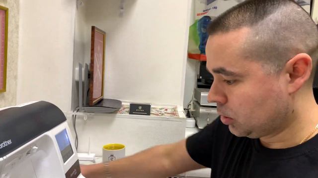 Как заправить нижнюю нитку на машинах с горизонтальным челноком. смотреть онлайн